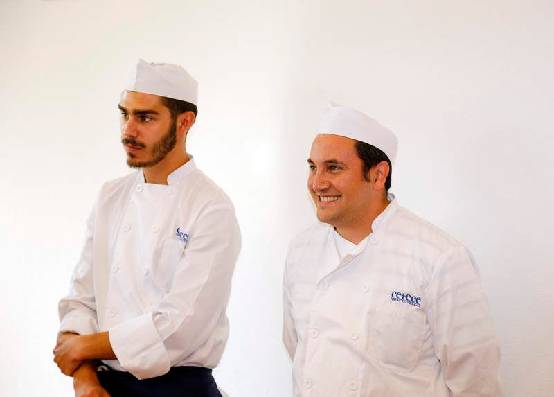 El nuevo consejero de Empleo, Carlos Fernández Carriedo, visita las instalaciones de Gullón en Aguilar de Campoo