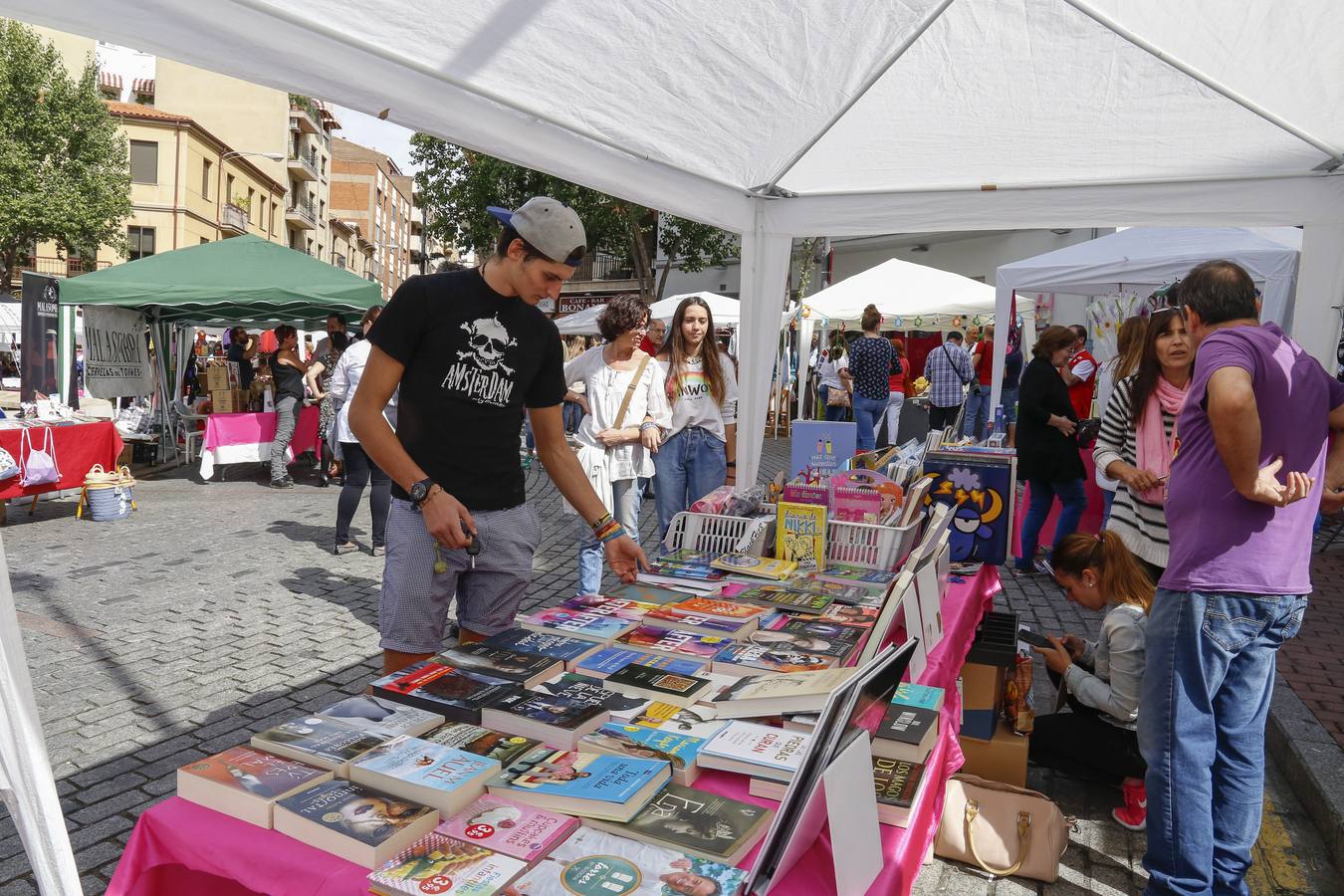 Mercadillo final de la September Fest en el barrio del Oeste de Salamanca