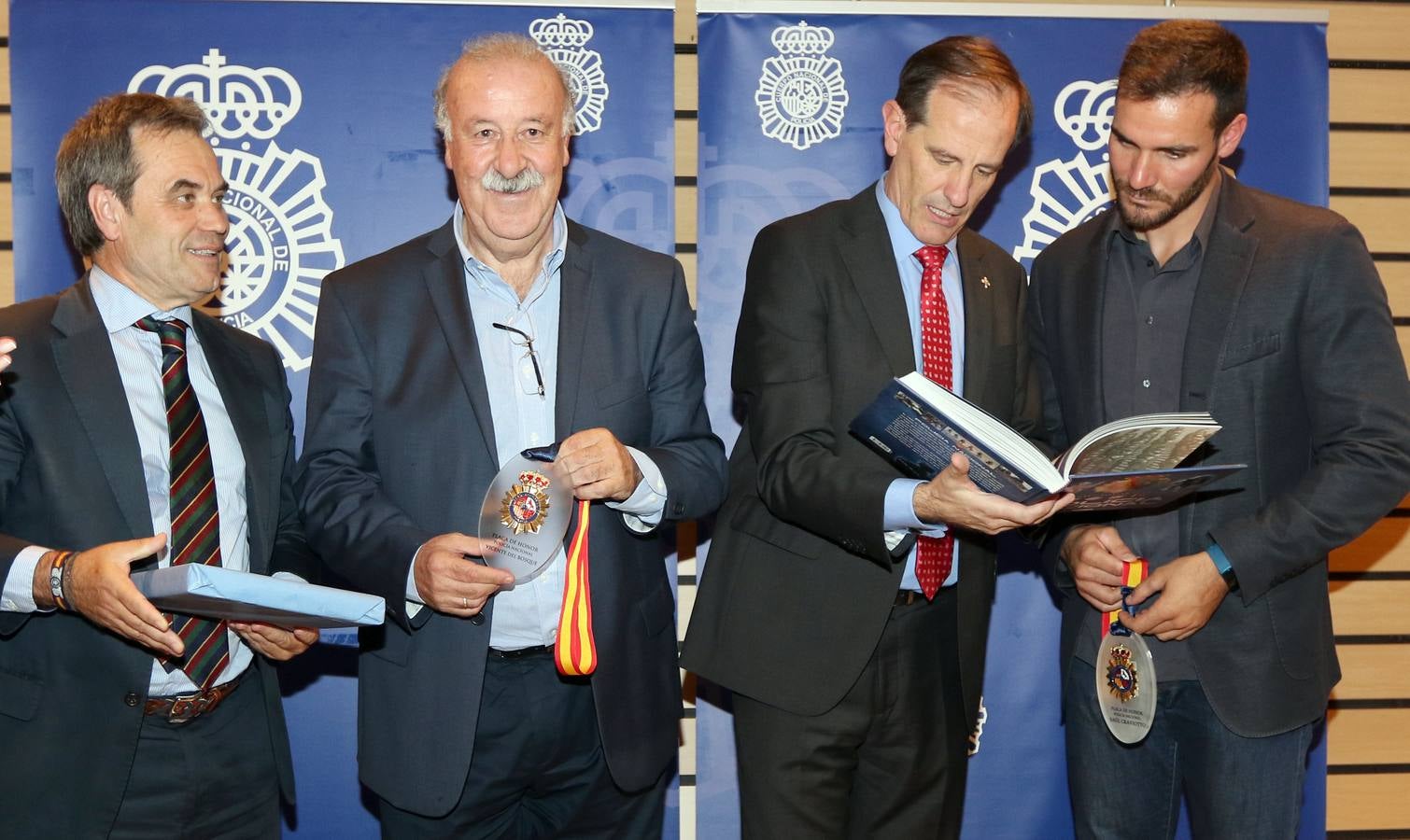 Vicente del Bosque y Saúl Craviotto reciben en Valladolid la Placa de Honor de la Policía Nacional