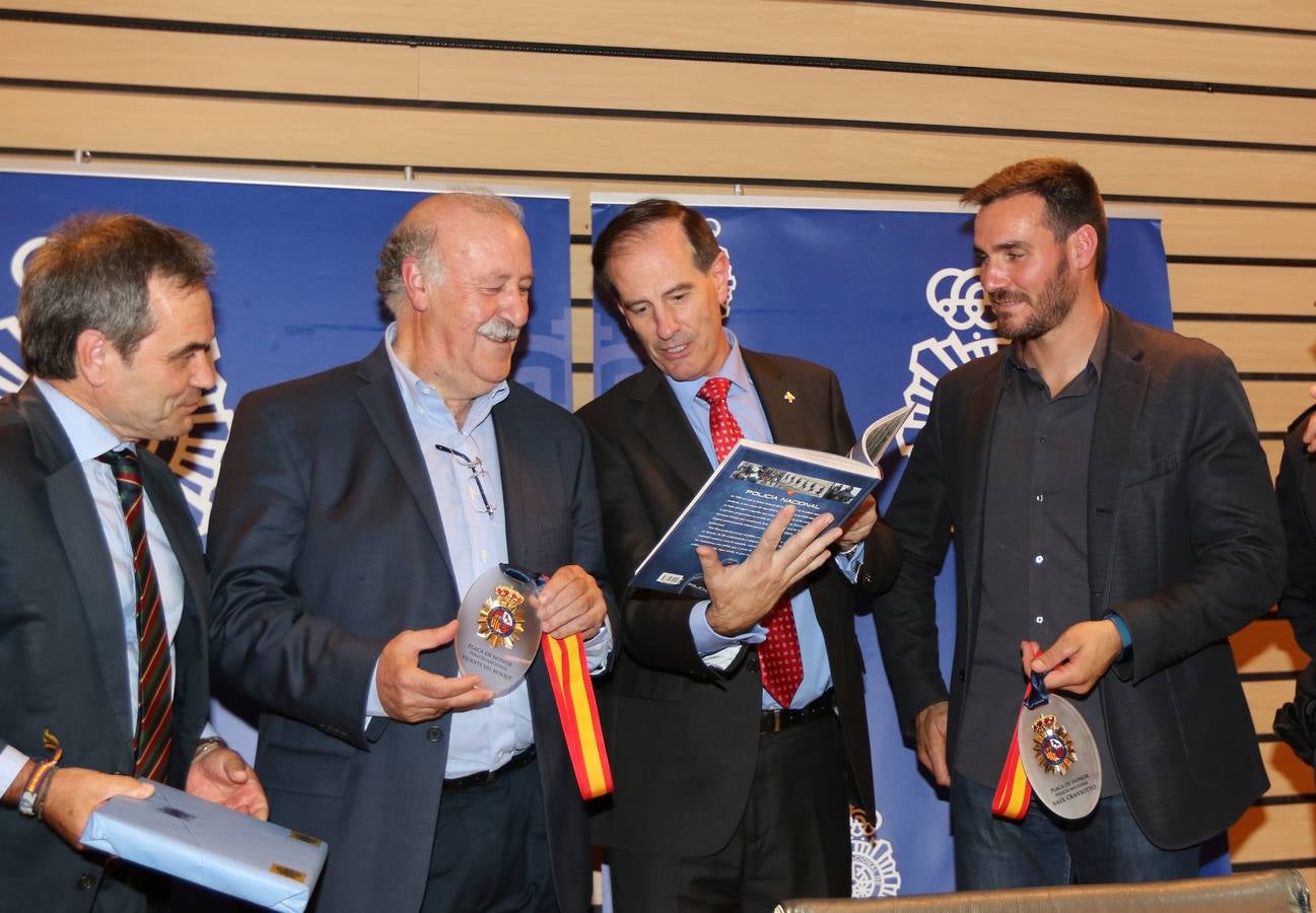 Vicente del Bosque y Saúl Craviotto reciben en Valladolid la Placa de Honor de la Policía Nacional