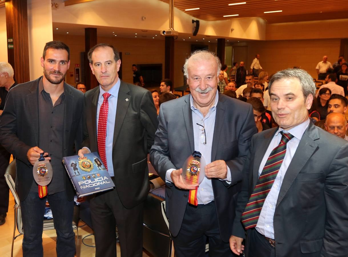 Vicente del Bosque y Saúl Craviotto reciben en Valladolid la Placa de Honor de la Policía Nacional