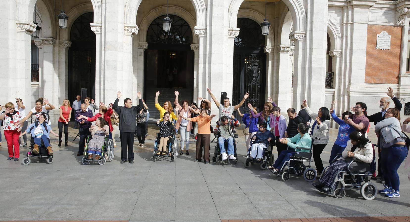 Miembros de Aspace realizan una &#039;flashmob&#039; en la Plaza Mayor de Valladolid