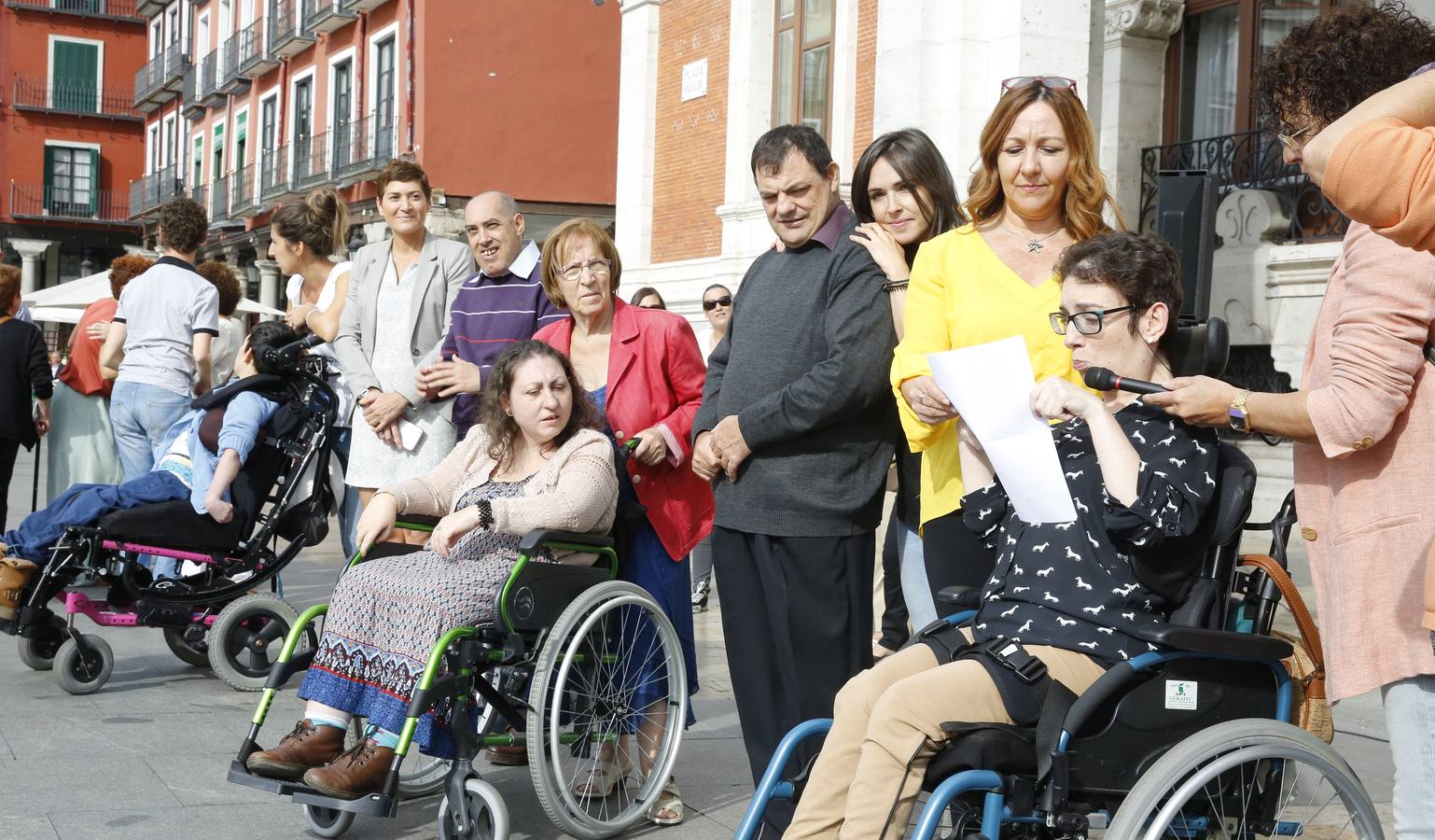 Miembros de Aspace realizan una &#039;flashmob&#039; en la Plaza Mayor de Valladolid