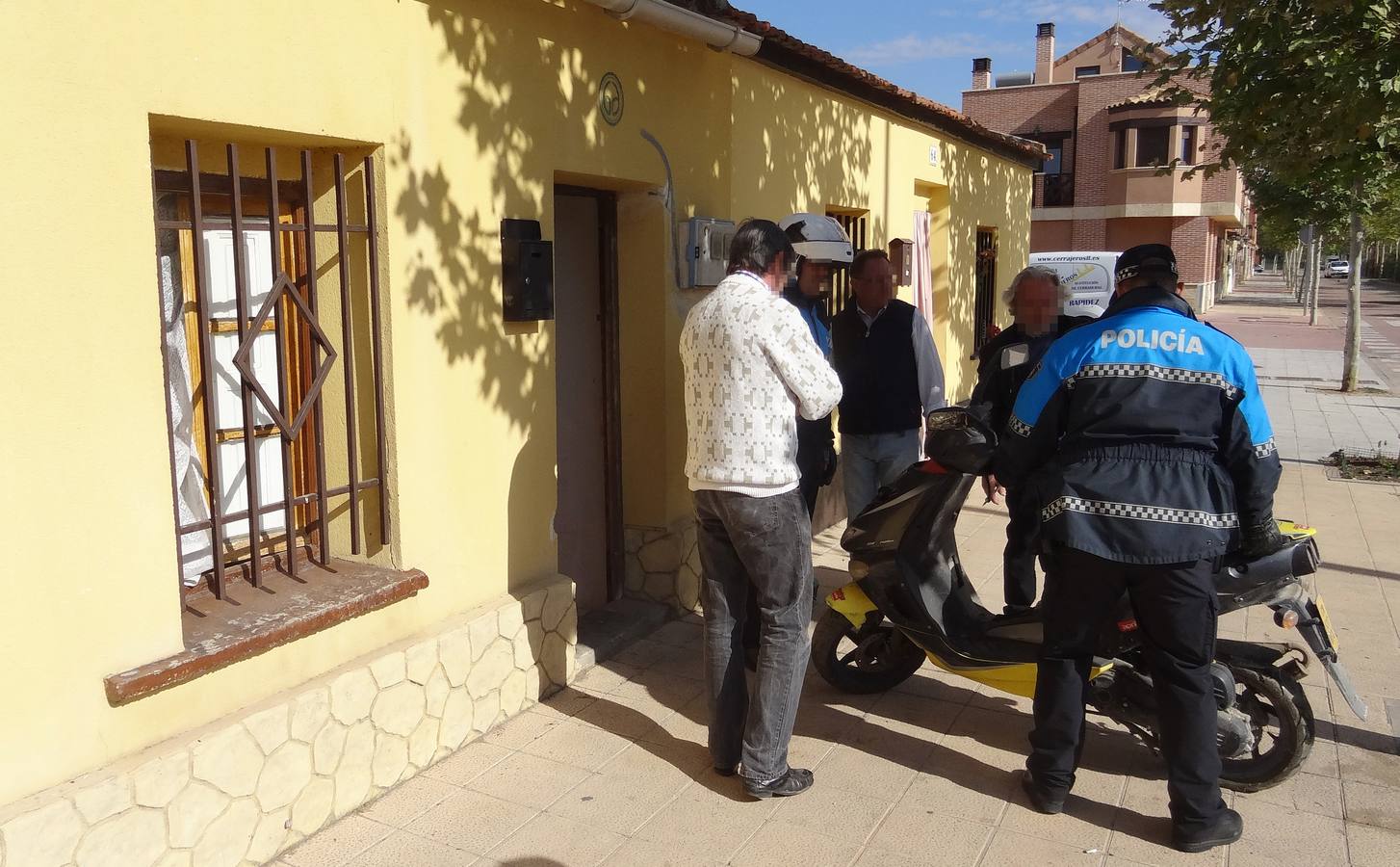 Abandona a su pitbull en la casa en la que iba a ser desalojada