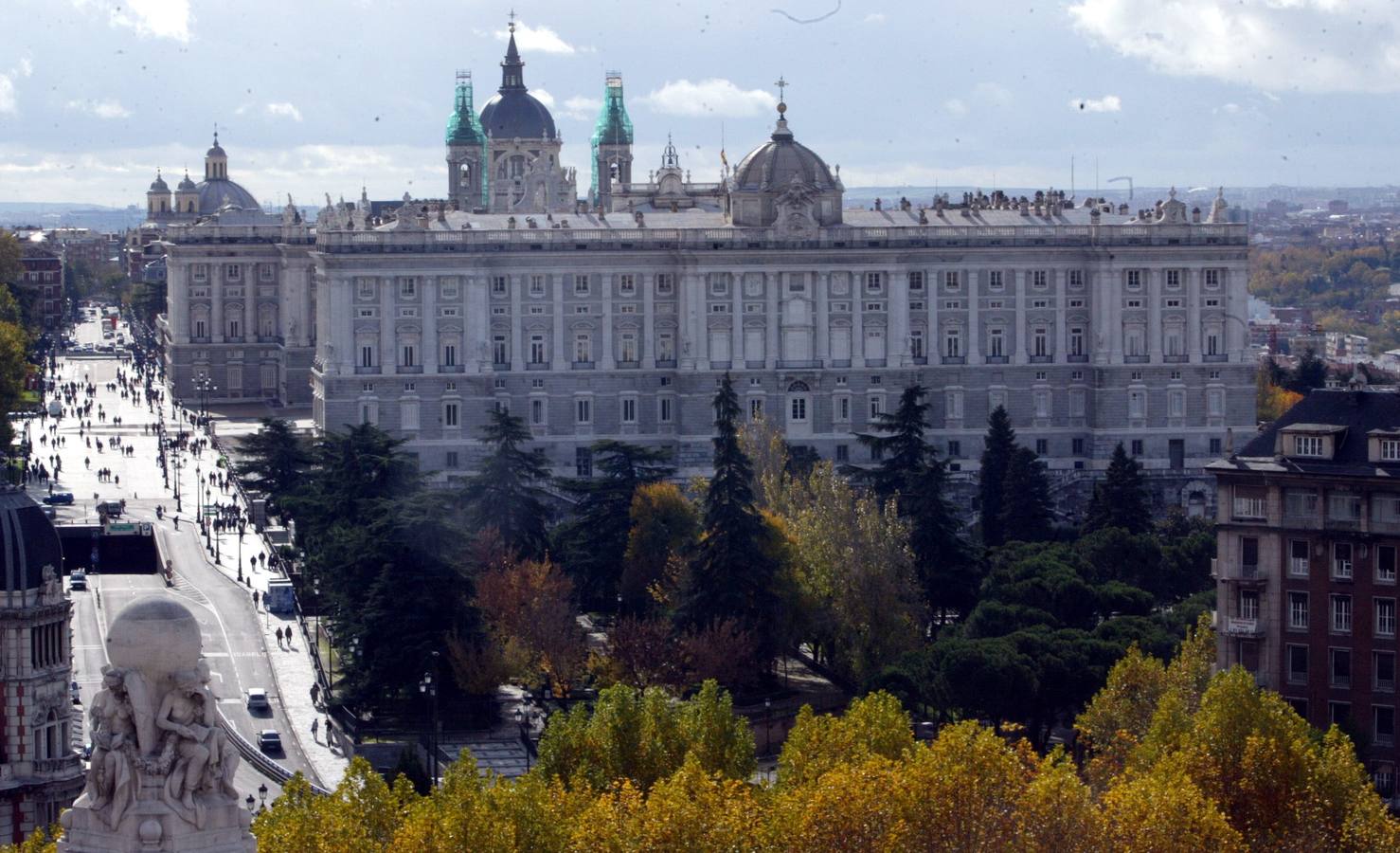 Madrid. Un rico patrimonio y castizos enclaves históricos como la Puerta del Sol, la Plaza Mayor o la Puerta de Alcalá; así como las nuevas propuestas gastronómicas de grandes chefs. Madrid gana puntos año tras años entre las preferidas por los viajeros internacionales.