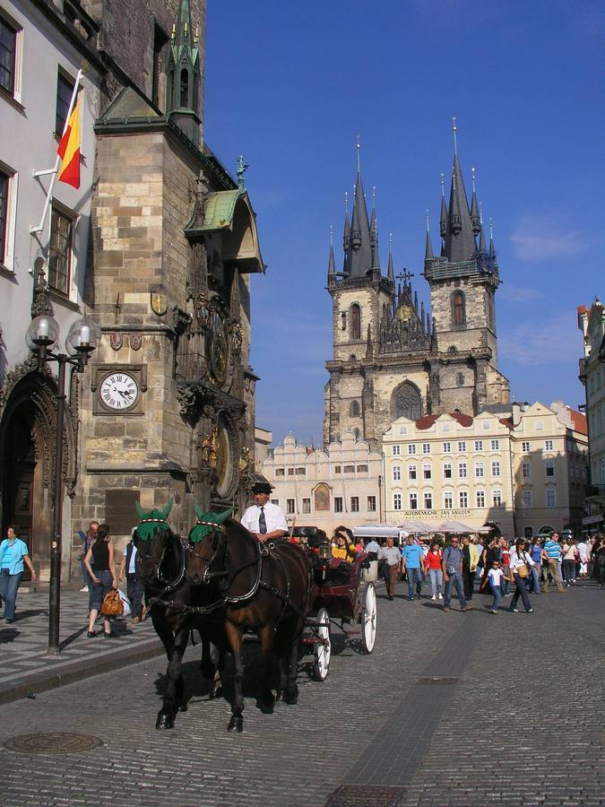 Praga. Es una de esas ciudades que parecen sacadas de un cuento de hadas, con su imponente castillo, sus majestuosas torres y su aire medieval.