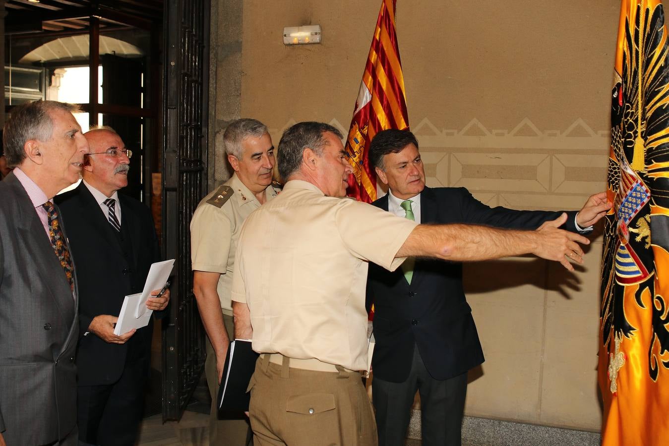 La Diputación de Segovia acoge una exposición sobre la evolución de la bandera en España