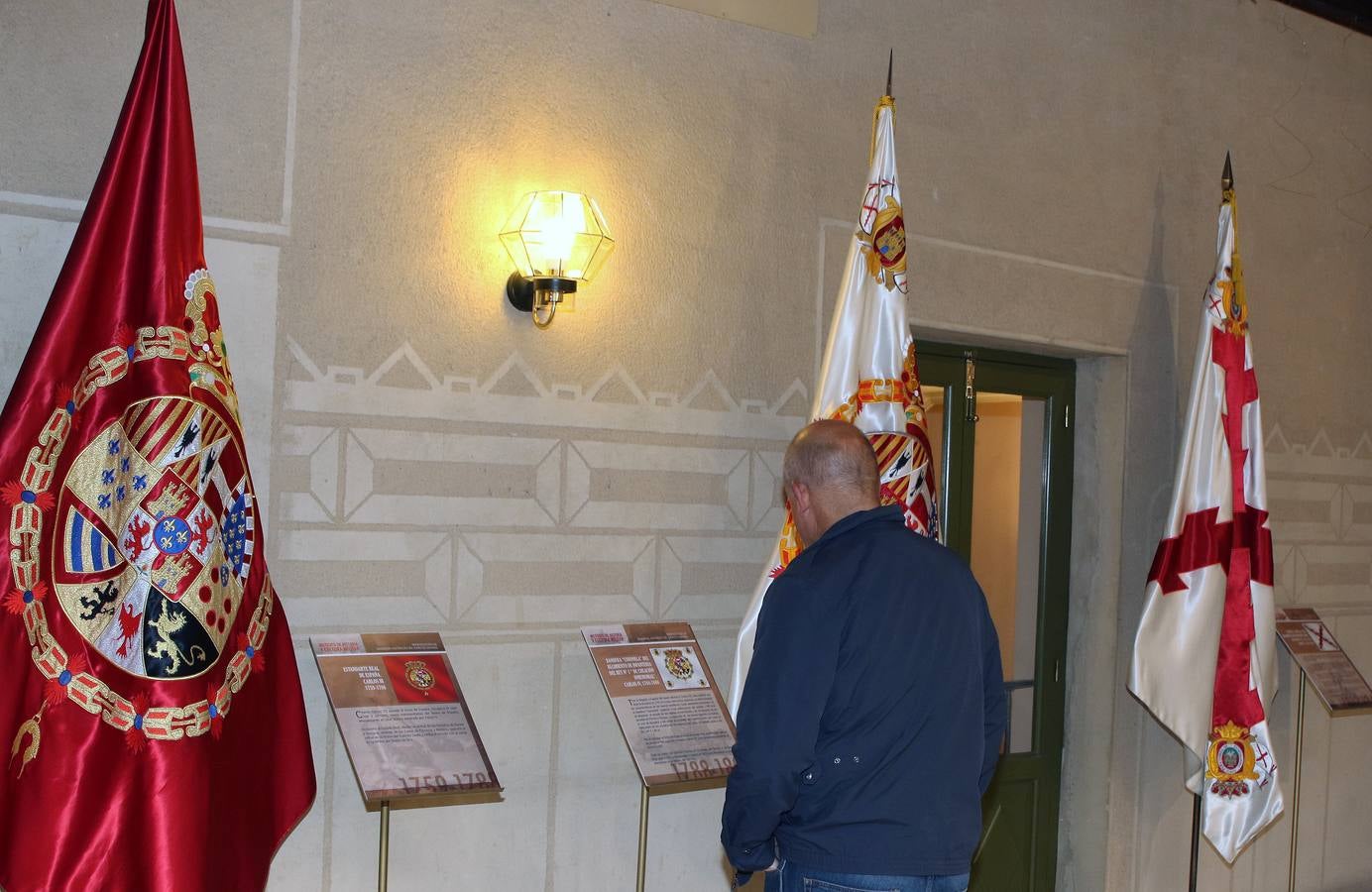 La Diputación de Segovia acoge una exposición sobre la evolución de la bandera en España
