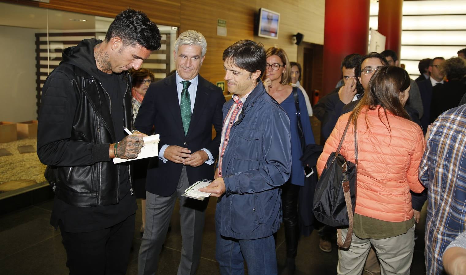 Conferencia del agente de Bolsa y deportista Josef Ajram en el auditorio de EspañaDuero en Valladolid