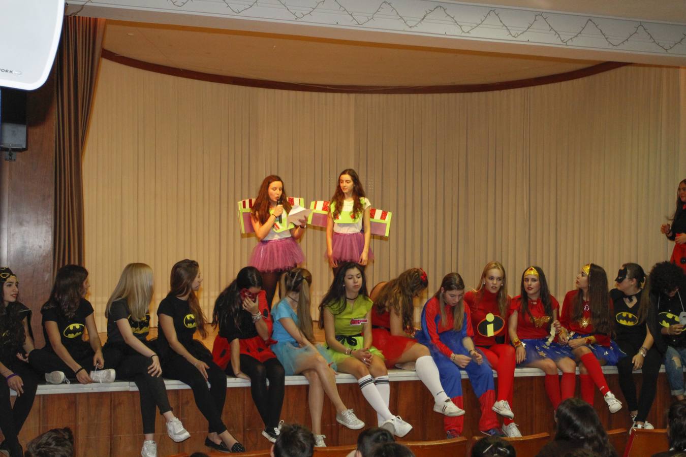 Los alumnos del colegio Santa Teresa de Jesús de Salamanca celebran la fiesta de su patrona