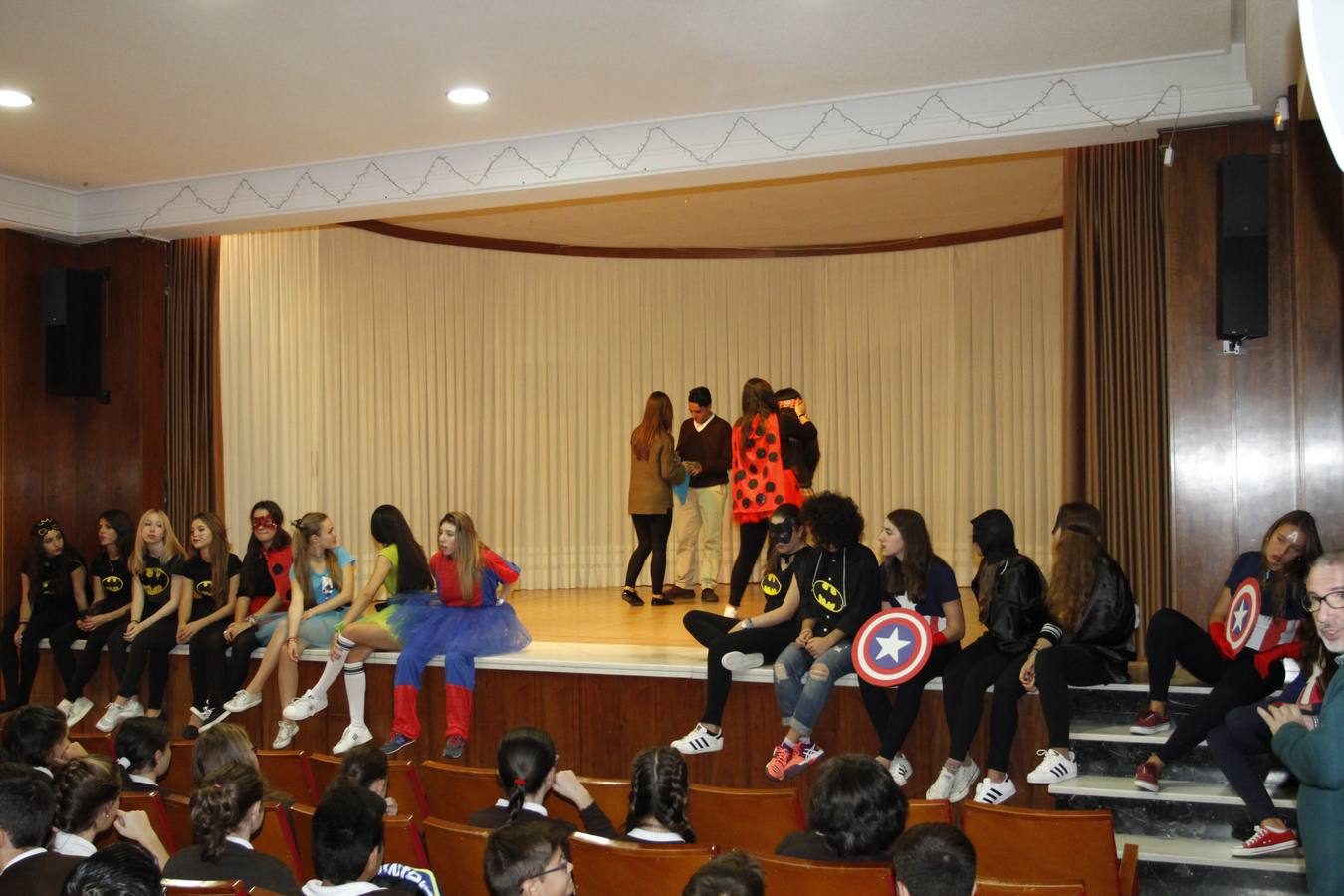 Los alumnos del colegio Santa Teresa de Jesús de Salamanca celebran la fiesta de su patrona