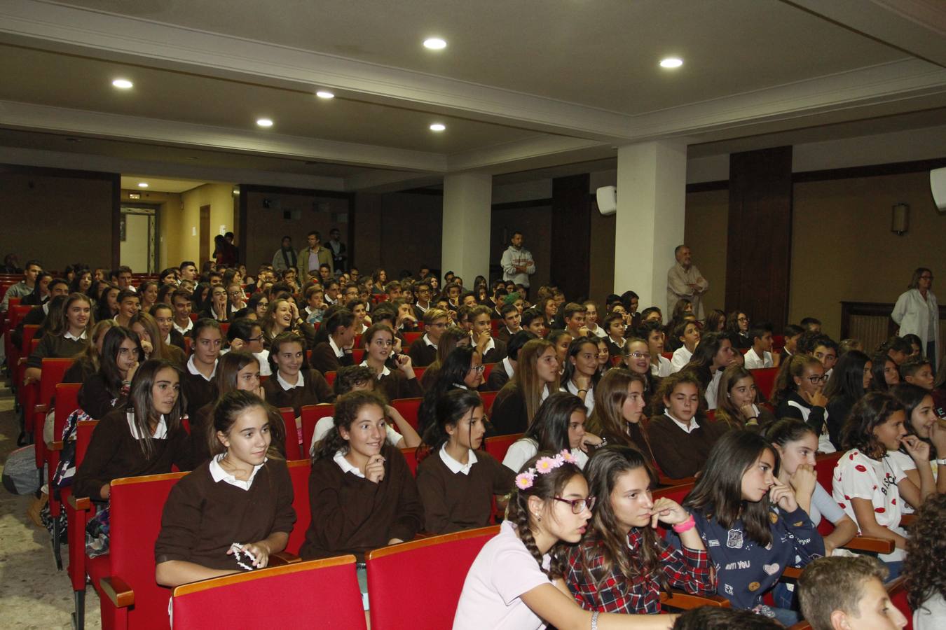 Los alumnos del colegio Santa Teresa de Jesús de Salamanca celebran la fiesta de su patrona
