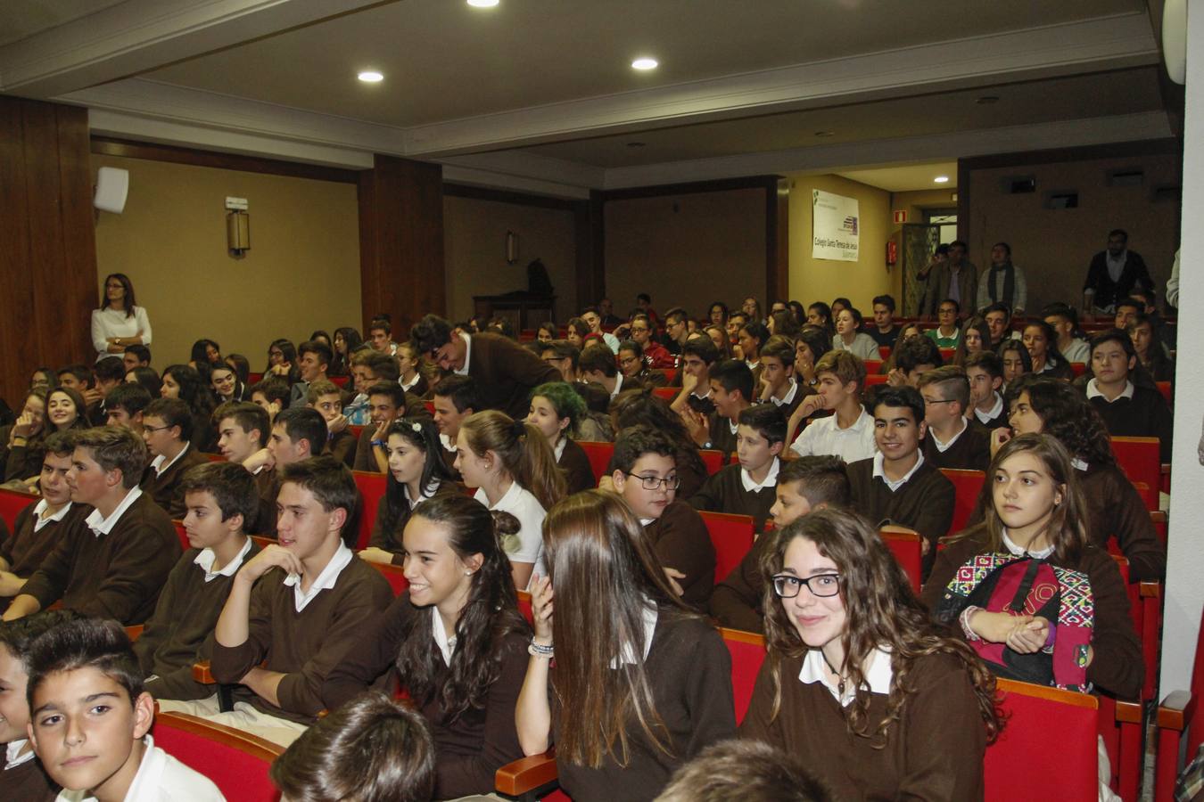 Los alumnos del colegio Santa Teresa de Jesús de Salamanca celebran la fiesta de su patrona