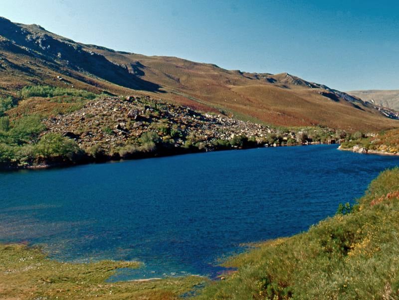 Lago de la Baña (León). Ubicado en el extremo suroccidental de la provincia de León, donde confluyen la Sierra de Mina y la Sierra de la Cabrera. El lago aparece rodeado de un perfecto circo glaciar, que a su vez está rematado por las altas cumbres (sobrepasan los 2.000 metros de altura) de Peña Trevinca y Peña Surbia.