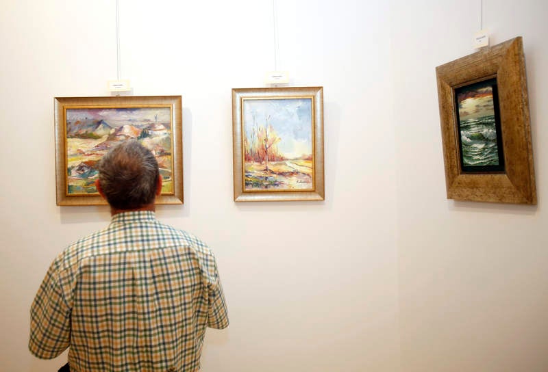 La Biblioteca Pública de Palencia acoge una exposición de pintura a favor de la Asociación de Esclerosis Múltiple