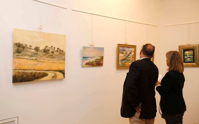 La Biblioteca Pública de Palencia acoge una exposición de pintura a favor de la Asociación de Esclerosis Múltiple