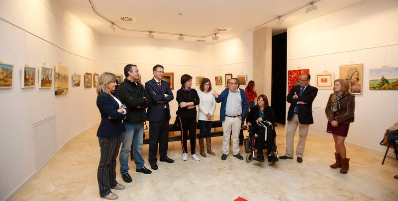 La Biblioteca Pública de Palencia acoge una exposición de pintura a favor de la Asociación de Esclerosis Múltiple