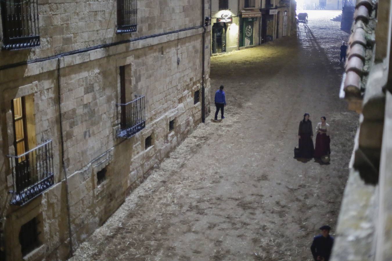 Rodaje nocturno de la serie &#039;Still Star Crossed&#039; en la calle Compañía de Salamanca