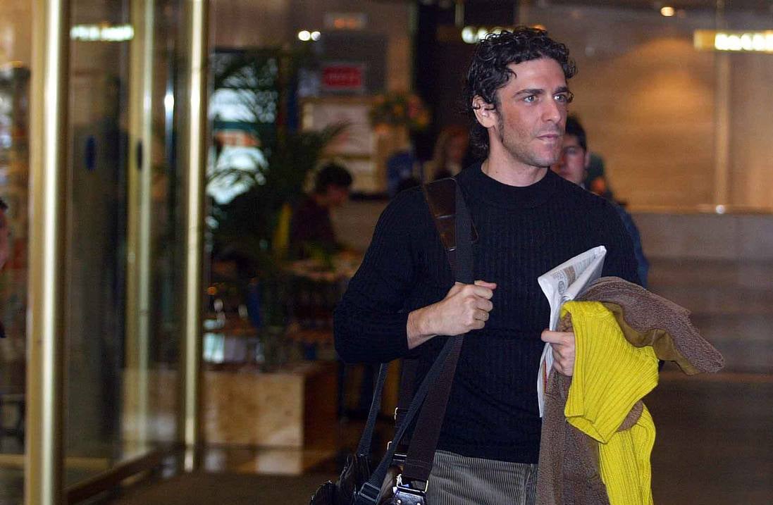 2003. El actor argentino Leonardo Sbaraglia protagonista de la película 'Cleopatra',  a la entrada del hotel.