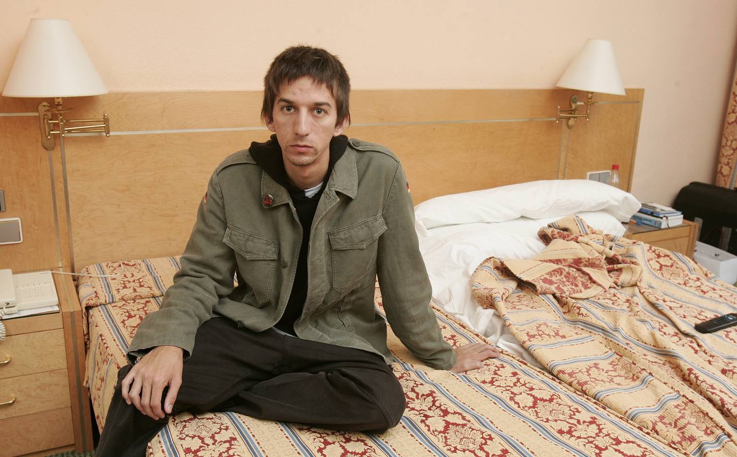 2005. Matias Bize, director chileno de 'En la cama', posa en la habitación del hotel en la 50 Seminci.