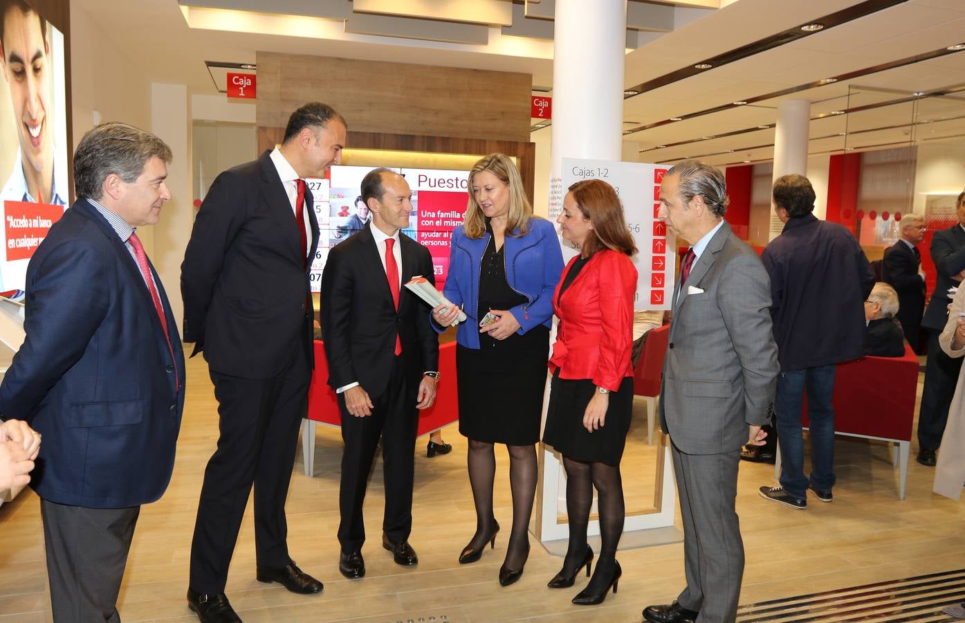 El Banco Santander inaugura la nueva &#039;Smart Red&#039; en la calle Santiago de Valladolid