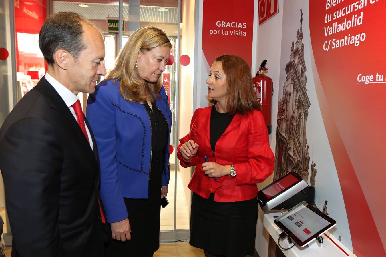 El Banco Santander inaugura la nueva &#039;Smart Red&#039; en la calle Santiago de Valladolid