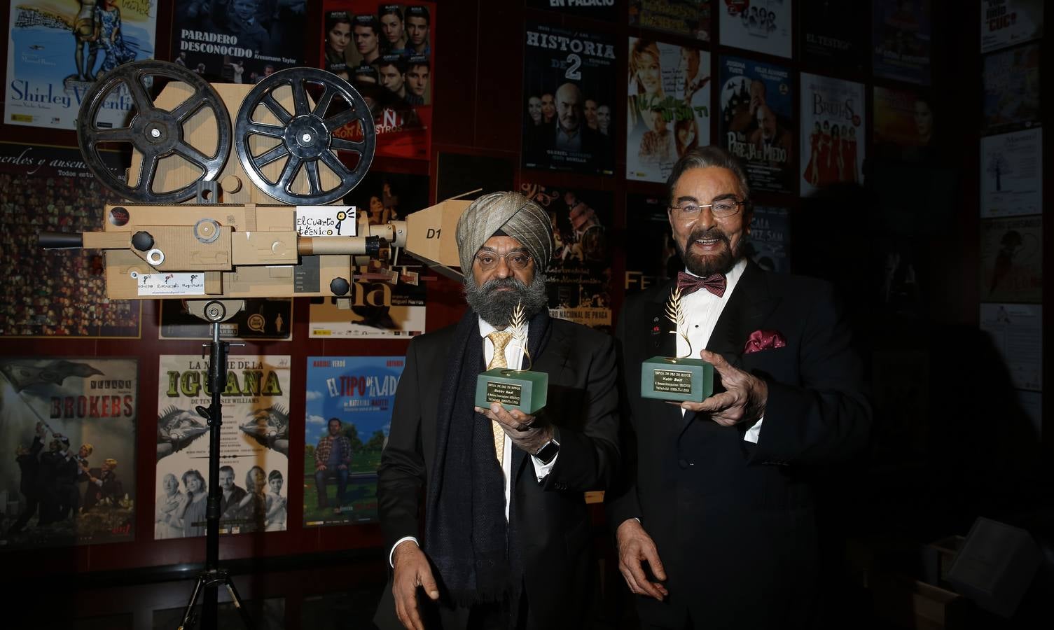 Bobby Bedi y Kabir Bedi reciben las Espigas de Honor de la Seminci