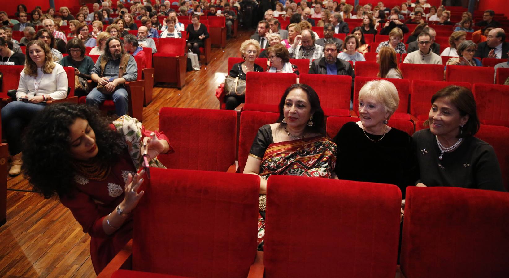 Bobby Bedi y Kabir Bedi reciben las Espigas de Honor de la Seminci