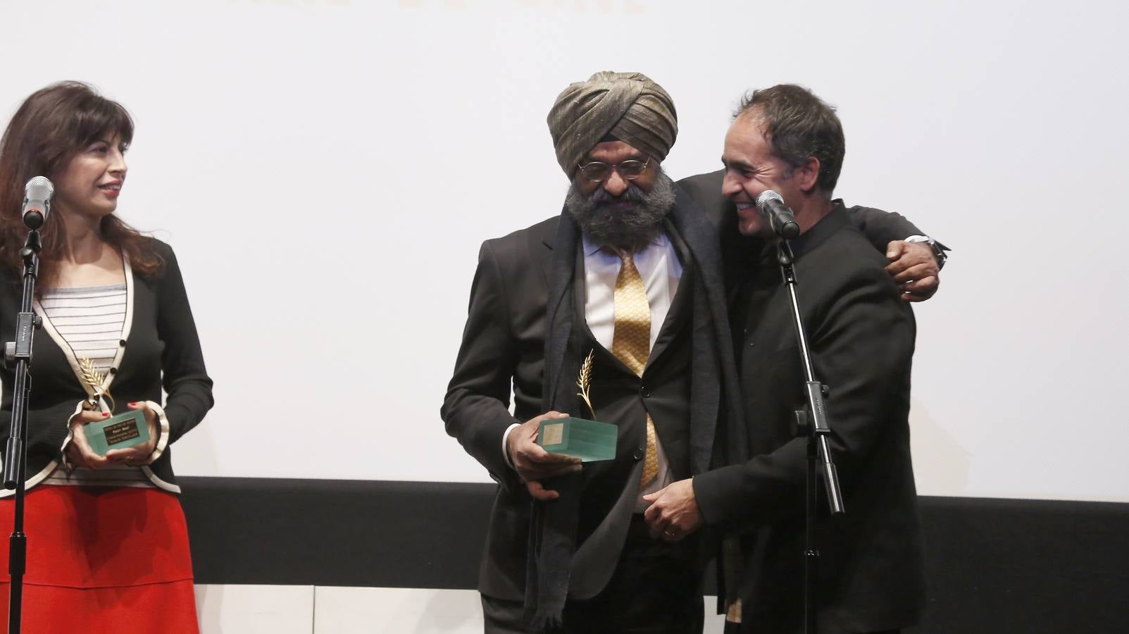 Bobby Bedi y Kabir Bedi reciben las Espigas de Honor de la Seminci