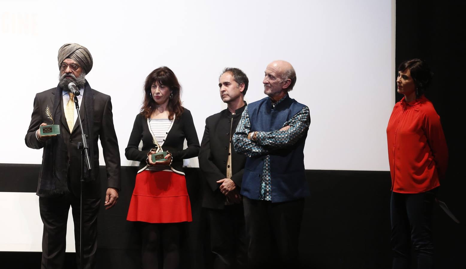 Bobby Bedi y Kabir Bedi reciben las Espigas de Honor de la Seminci