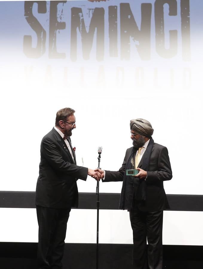Bobby Bedi y Kabir Bedi reciben las Espigas de Honor de la Seminci