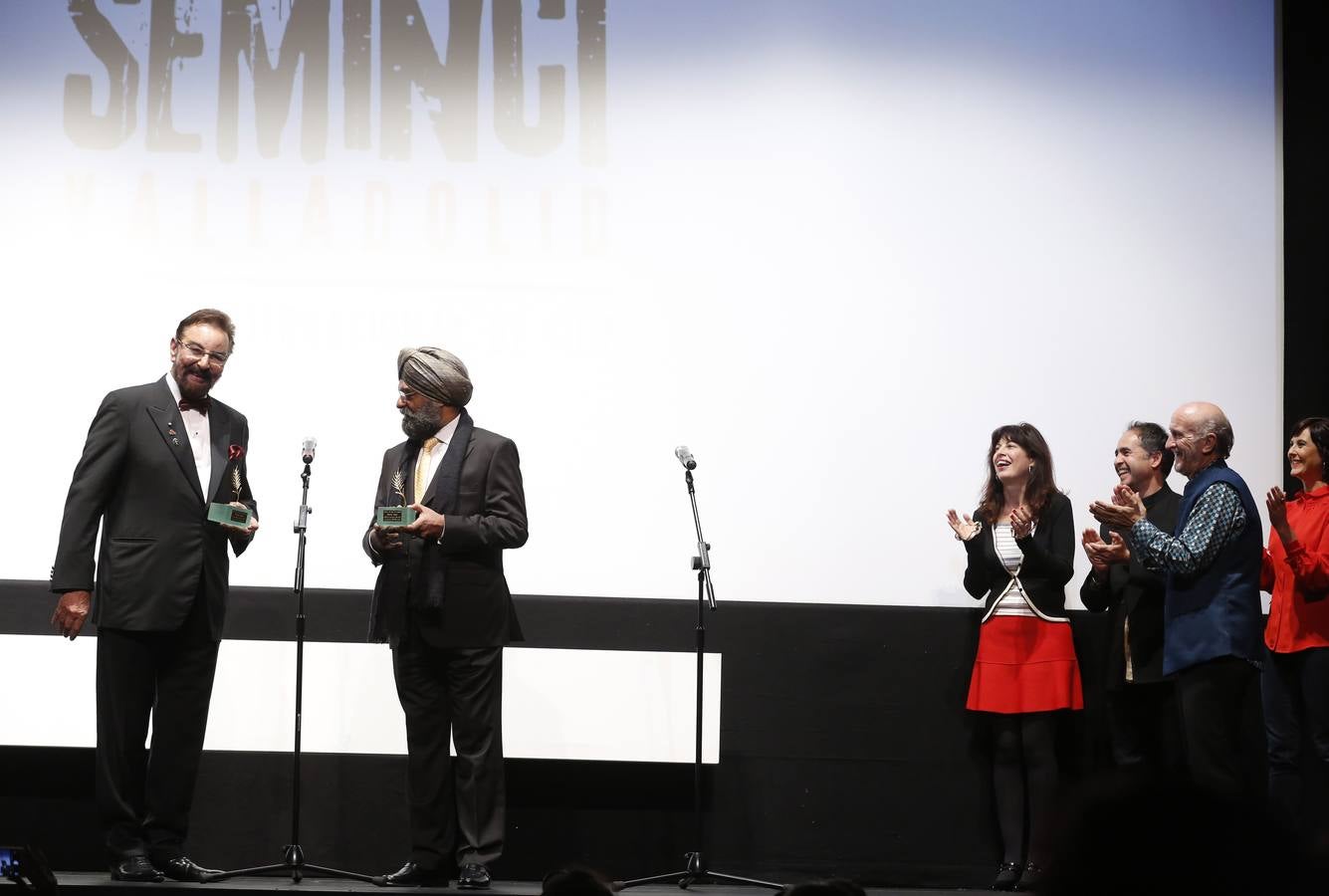 Bobby Bedi y Kabir Bedi reciben las Espigas de Honor de la Seminci