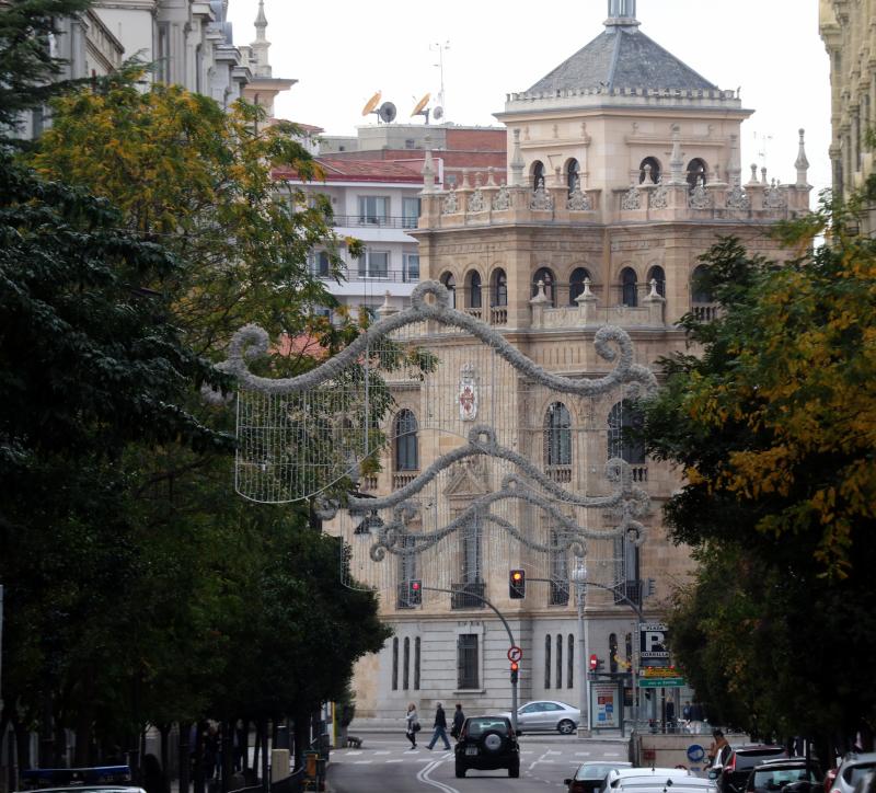 Las calles Gamazo, Miguel Íscar y el paseo de Zorrilla de Valladolid ya están adornadas con las luces de Navidad