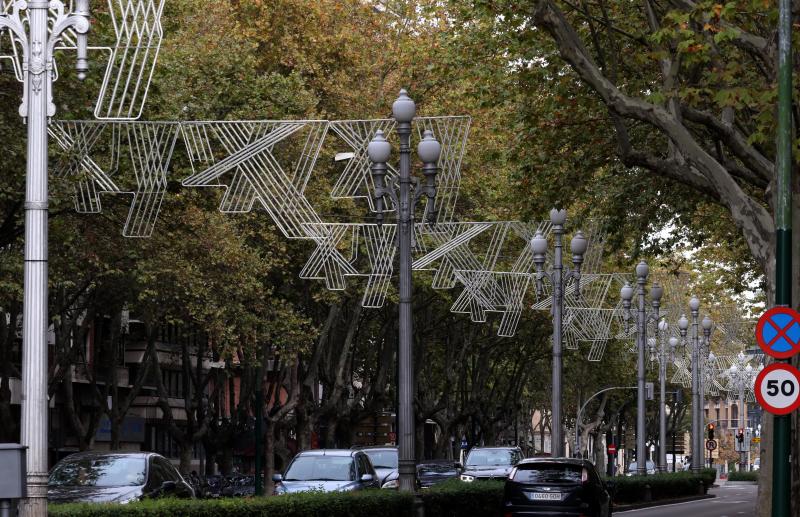 Las calles Gamazo, Miguel Íscar y el paseo de Zorrilla de Valladolid ya están adornadas con las luces de Navidad