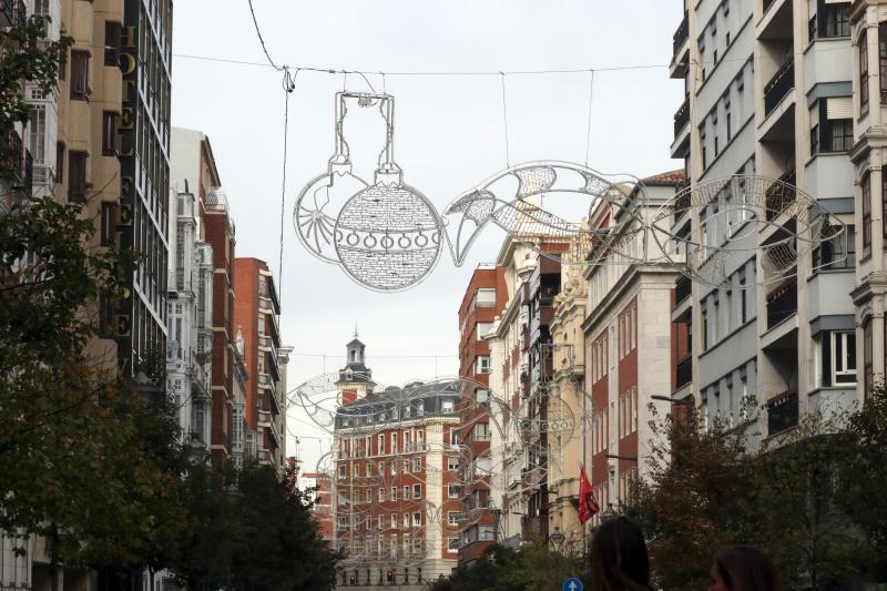 Las calles Gamazo, Miguel Íscar y el paseo de Zorrilla de Valladolid ya están adornadas con las luces de Navidad