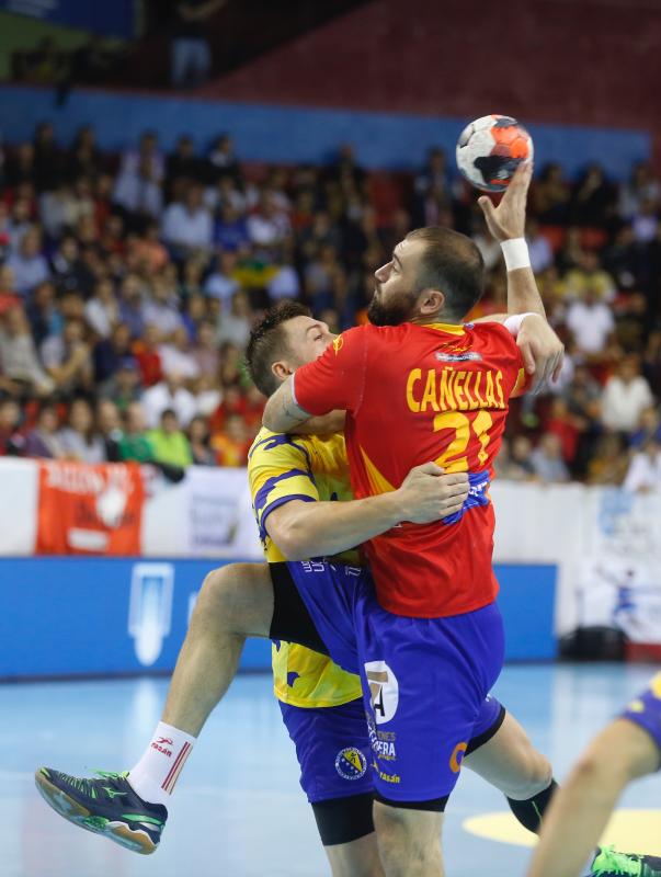 Partido de balonmano España-Bosnia en el polideportivo Huerta del Rey de Valladolid