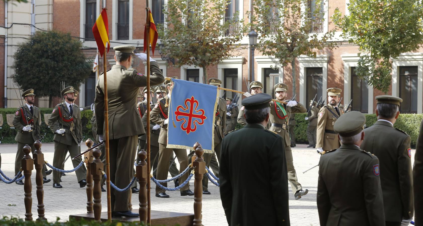Laura Hergueta recibe el estandarte como alférez de la Academia de Caballería de Valladolid