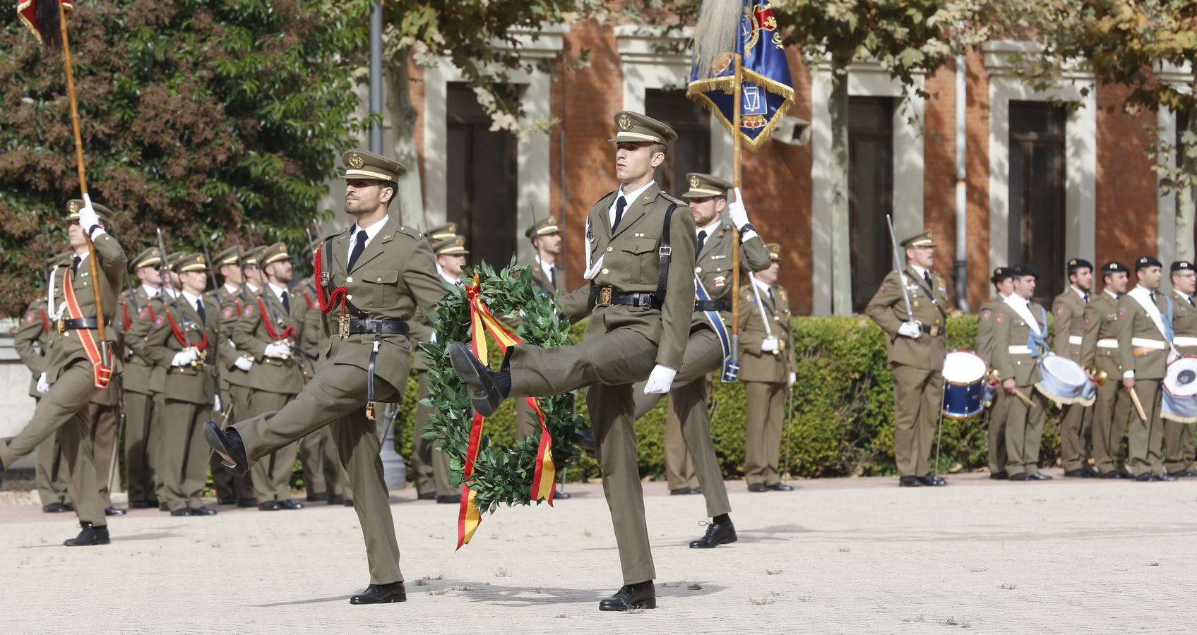 Laura Hergueta recibe el estandarte como alférez de la Academia de Caballería de Valladolid