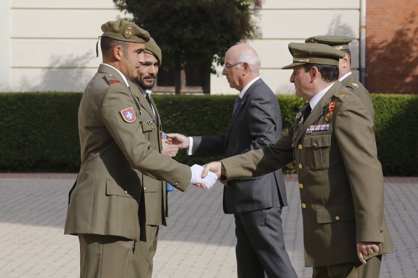 Laura Hergueta recibe el estandarte como alférez de la Academia de Caballería de Valladolid