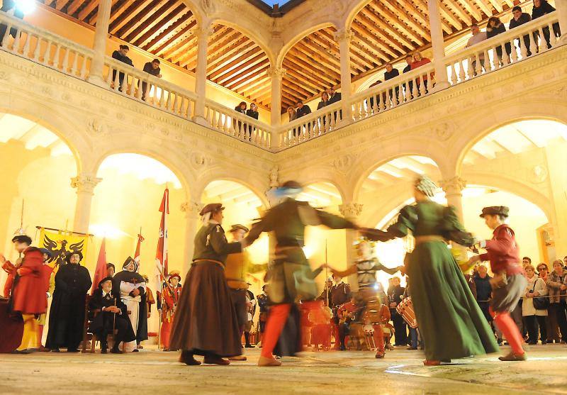 Carlos V, recibido y agasajado por Rodrigo de Dueñas en Medina del Campo