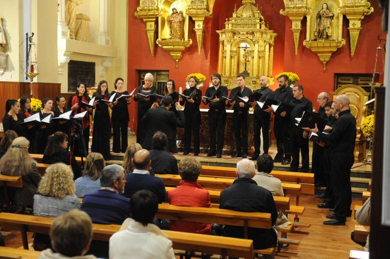 Coro Schola Antiqua cantando en la Iglesia de los Padres Carmelitas de Medina del Campo