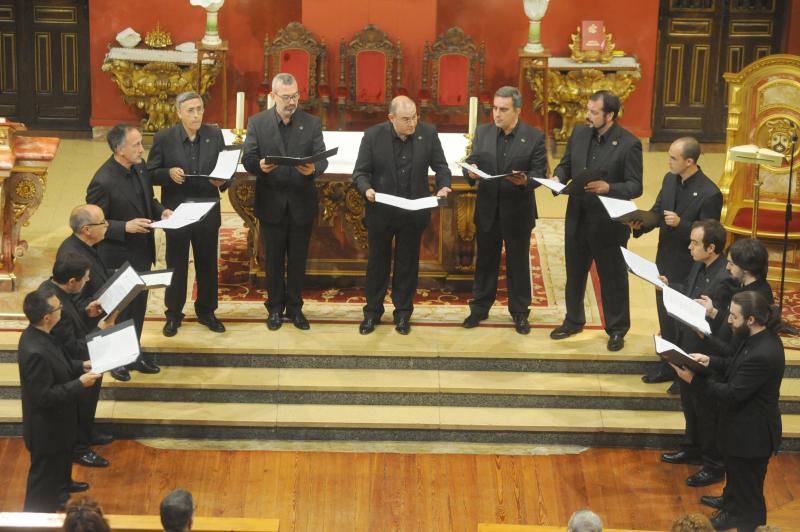 Coro Schola Antiqua cantando en la Iglesia de los Padres Carmelitas de Medina del Campo