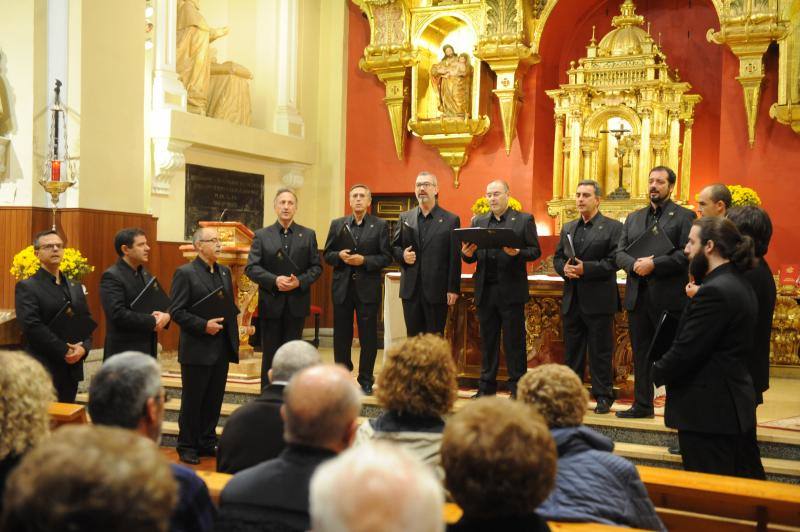 Coro Schola Antiqua cantando en la Iglesia de los Padres Carmelitas de Medina del Campo