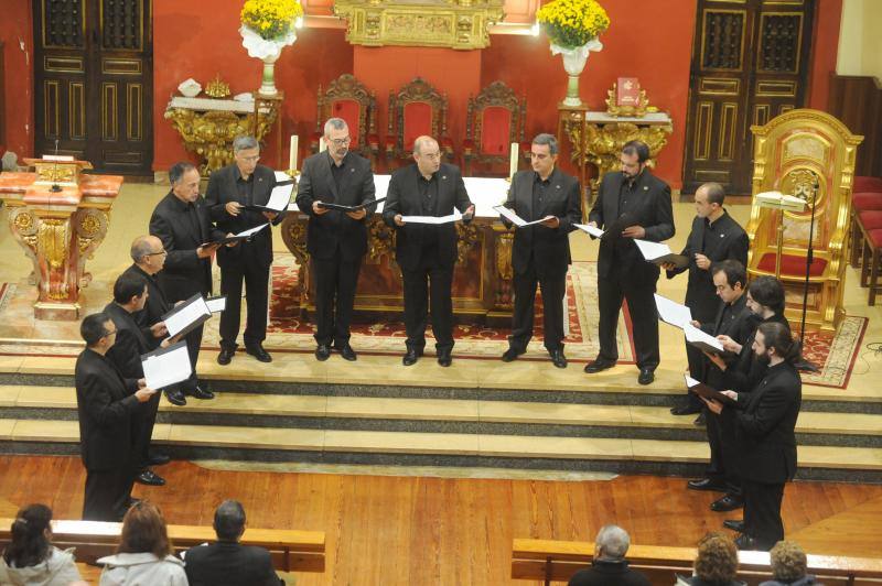 Coro Schola Antiqua cantando en la Iglesia de los Padres Carmelitas de Medina del Campo