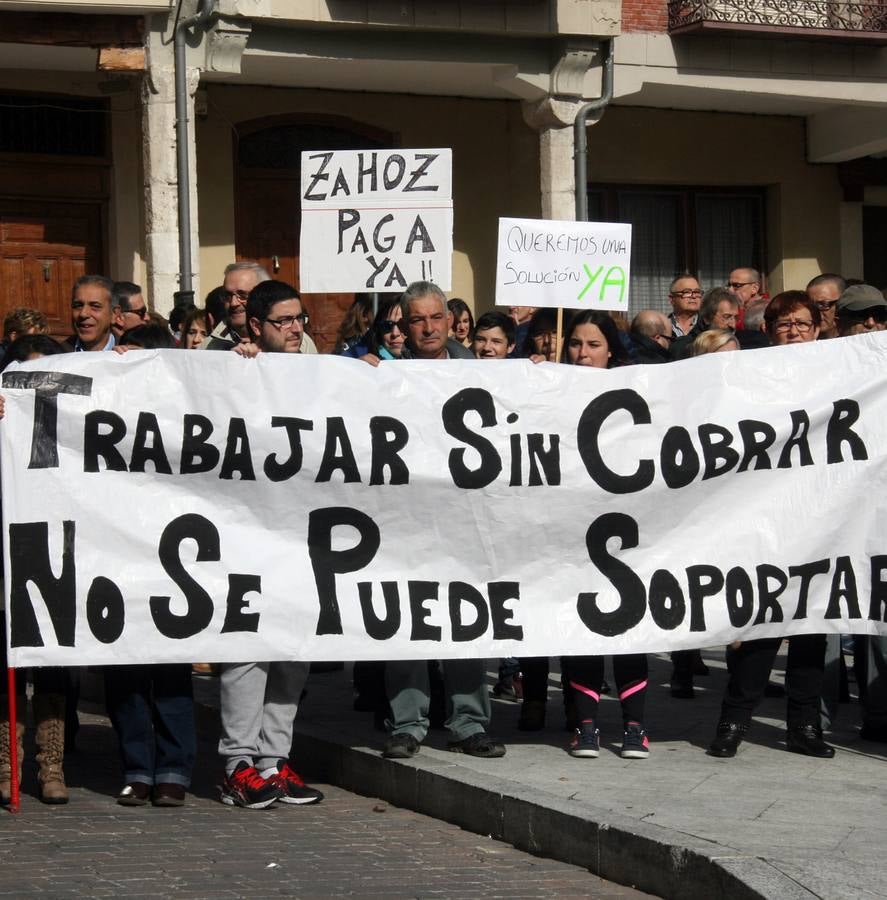Protesta de las trabajadoras de la limpieza de los colegios de Cuéllar (Segovia)