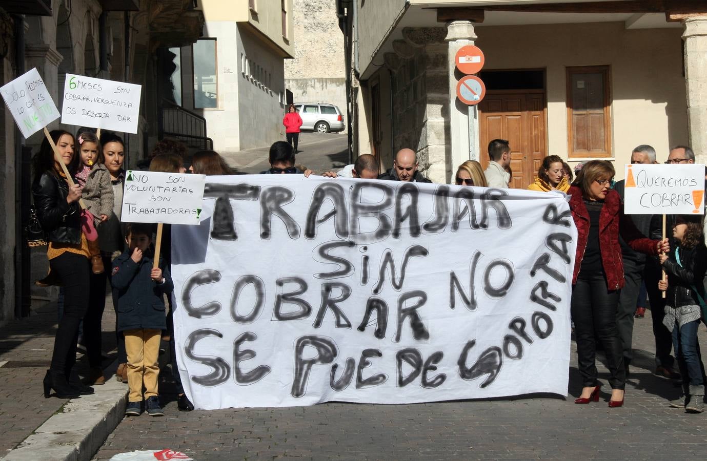 Protesta de las trabajadoras de la limpieza de los colegios de Cuéllar (Segovia)
