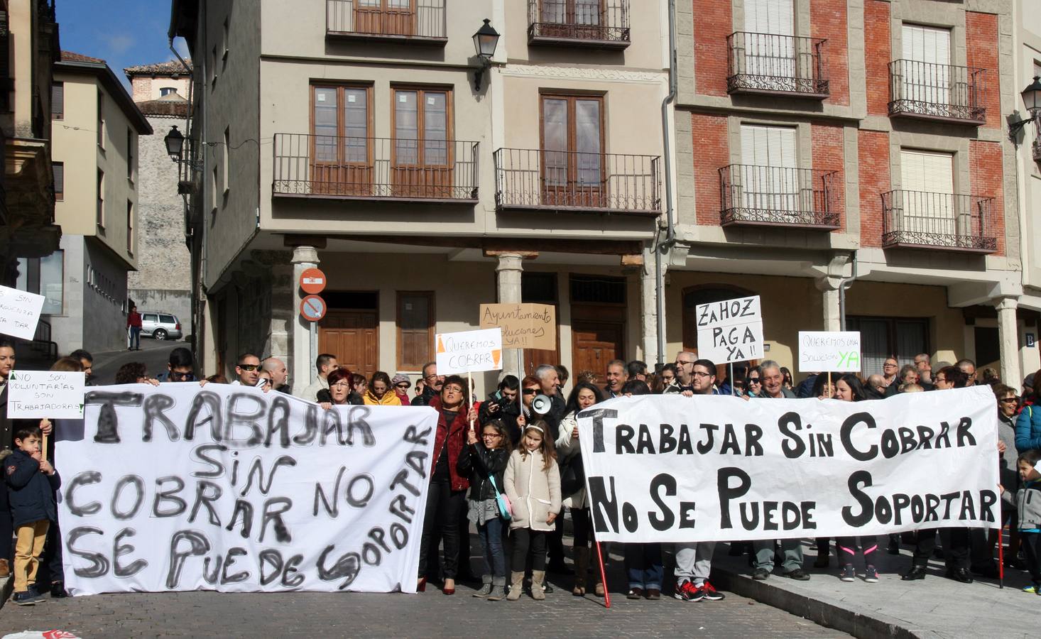 Protesta de las trabajadoras de la limpieza de los colegios de Cuéllar (Segovia)