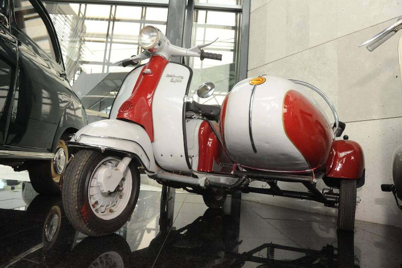 Exposición de vehículos históricos en Arroyo de la Encomienda