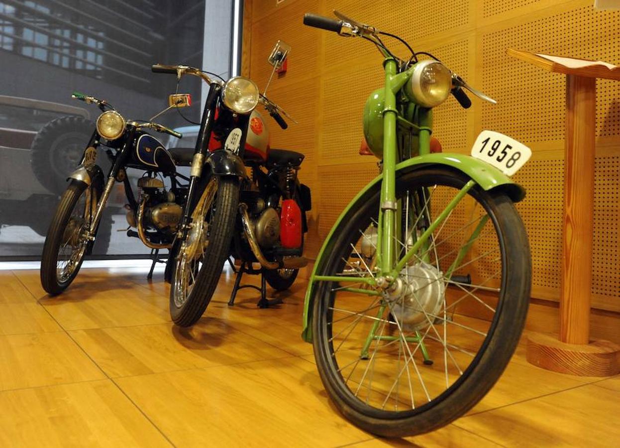 Exposición de vehículos históricos en Arroyo de la Encomienda