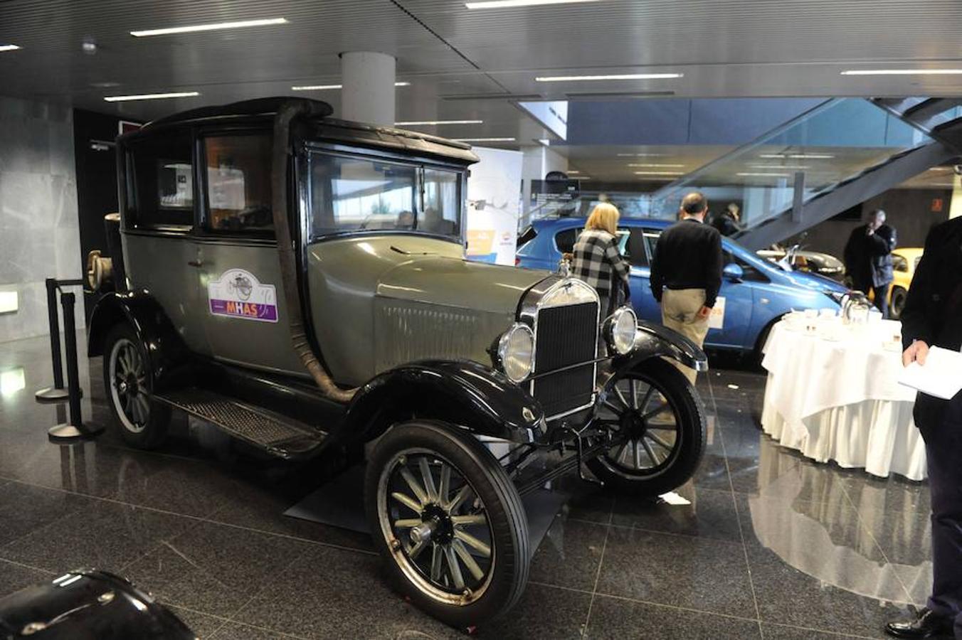 Exposición de vehículos históricos en Arroyo de la Encomienda